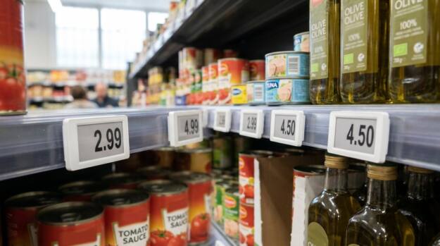 Etiquetas electrónicas de precio en un lineal de supermercado